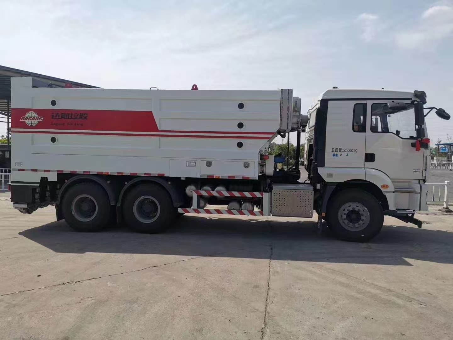 道路施工提質(zhì)增效利器！水泥撒布車(chē)出租為何受青睞